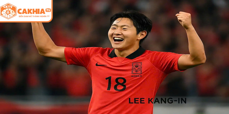 Anh ăn mừng bàn thắng cùng đồng đội tại Asian Games